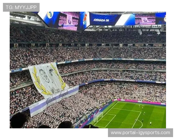 伯纳乌南看台：皇马球迷高举“Hala Madrid”围巾，等待次回合逆转之战